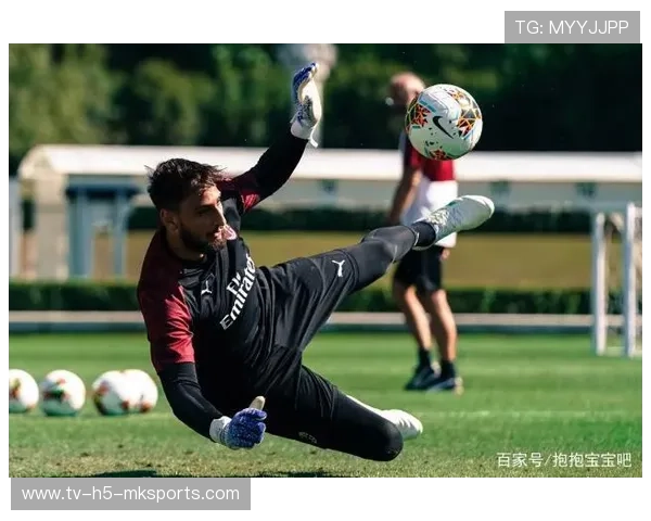 AC米兰球员在训练中练习传球后的第一时间回防动作